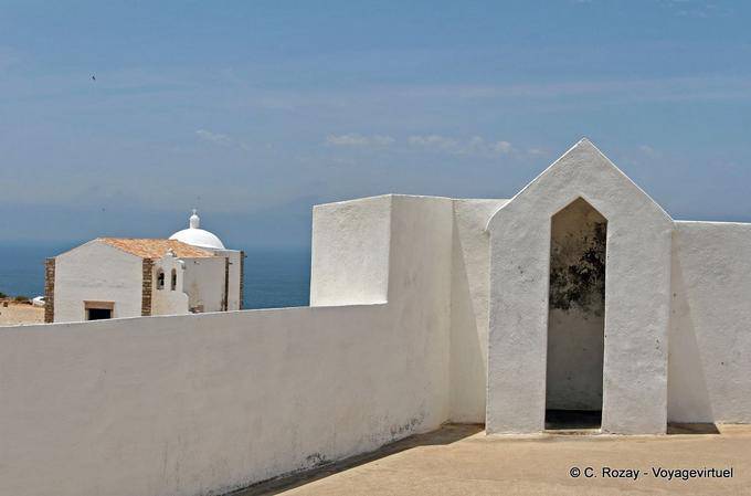 La iglesia y la casa del guarda en el techo de la revista, Fortaleza de Sagres - Portugal