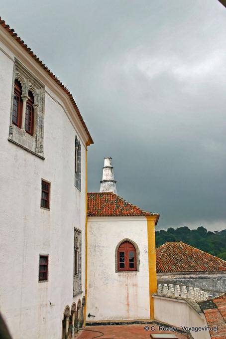 Nubes sobre una chimenea en el Palacio Nacional, Sintra - Portugal