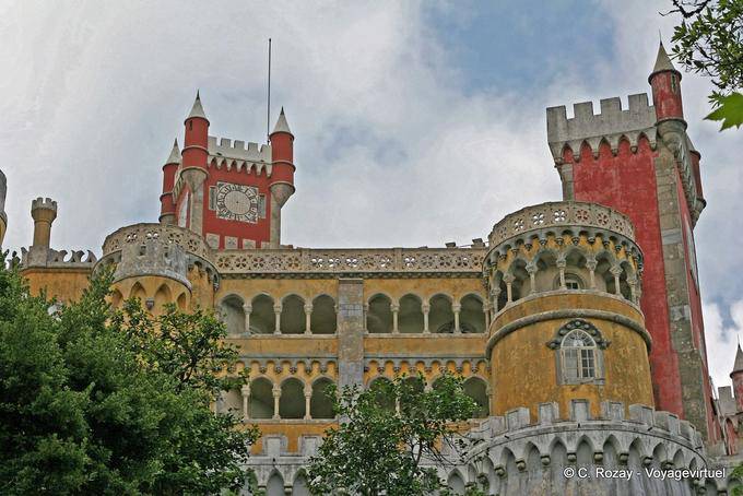 Una de las fachadas y la Torre del Reloj, el Palacio de Pena, Sintra - Portugal