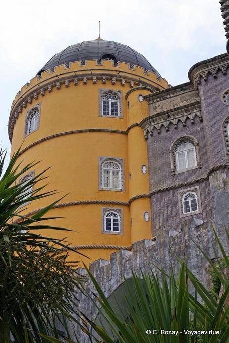 Sintra, el amarillo pintado Torre Redonda, Palacio da Pena - Portugal