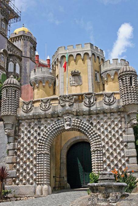 El portal y las torres en la entrada, el Palacio de Pena, Sintra - Portugal