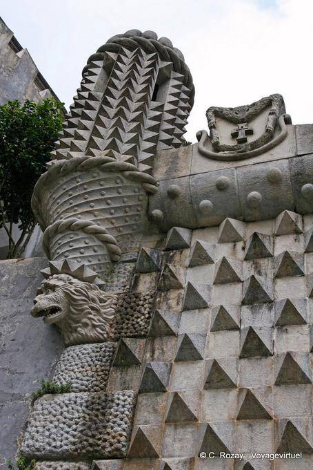Detalle arquitectónico del portal gótico, Palacio Nacional de Pena, Sintra - Portugal