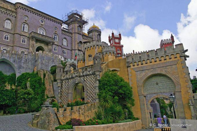 La puerta de la puerta mudéjar y gótico, subir el Palacio de Pena, Sintra - Portugal