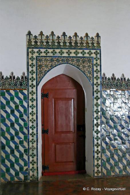 Los azulejos de la pared y alrededor de una puerta, el Palacio Nacional, Sintra - Portugal