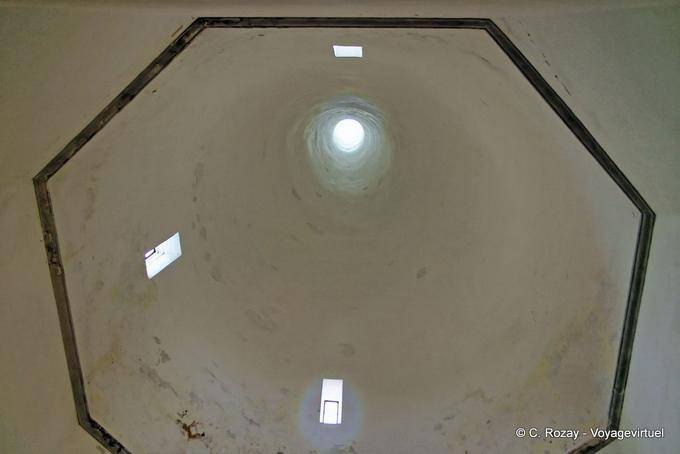 La chimenea en la cocina, en el interior, Palacio Nacional, Sintra - Portugal