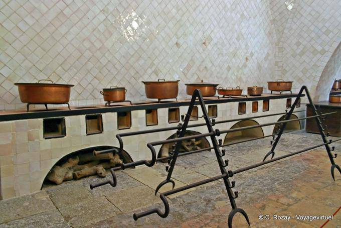 Las clavijas y las cacerolas de cobre, cocinar el Palacio Nacional, Sintra - Portugal