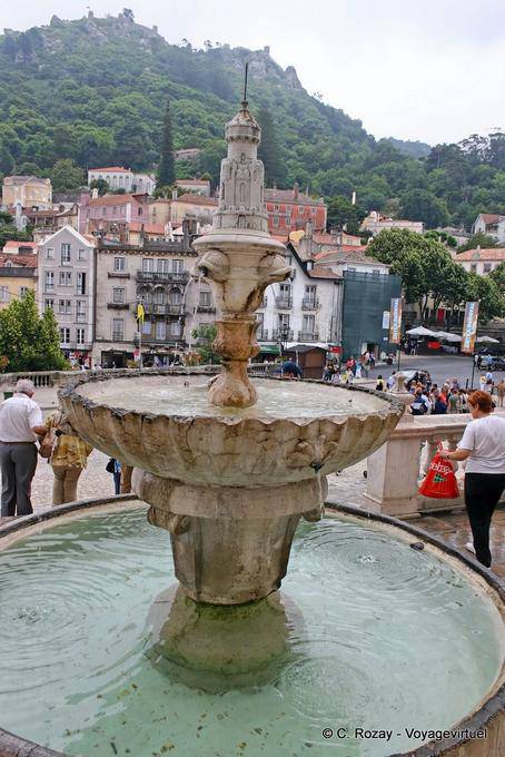 Una fuente de la plaza de la República, Sintra - Portugal