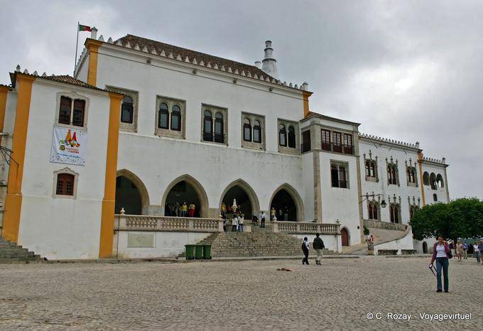 Palacio Nacional de Sintra, otra vista de la fachada del siglo XIV - Portugal