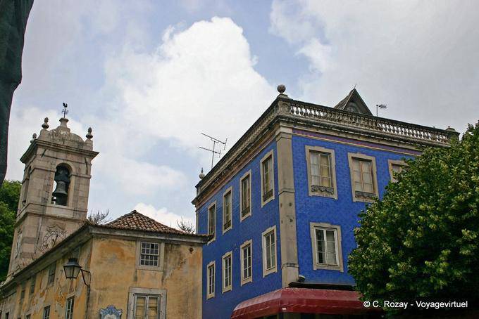Sintra, el campanario de la iglesia de São Martinho y la casa azul - Portugal