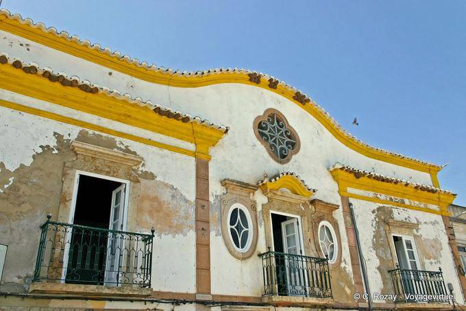 Balcones en la fachada decrépita, Tavira - Portugal
