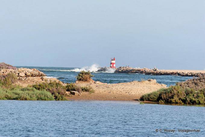 Faro en la desembocadura del estuario de Formosa, Tavira - Portugal