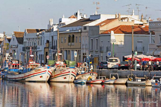 Los barcos de pesca amarrados en el Largo Doutor José Pires Padinha, Tavira - Portugal