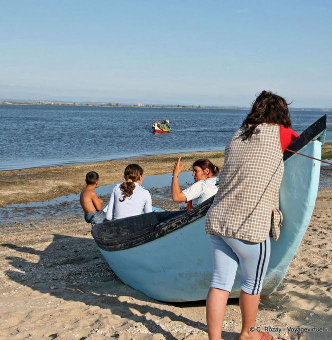 La familia espera el regreso de los pescadores, Torreira - Portugal