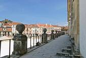 La ciudad funciona desde la explanada del monasterio, Alcobaça, Portugal.