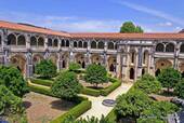 Vista del claustro y el jardín, el Monasterio de Alcobaça, Portugal.