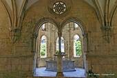 La fuente pentagonal en el claustro, el Monasterio de Alcobaça, Portugal.