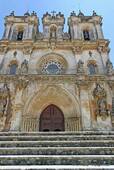 Fachada barroca del Monasterio de Santa María de Alcobaça, Portugal.