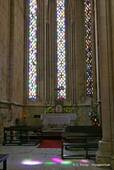 Las grandes vidrieras de la iglesia, el monasterio de Santa Maria da Vitoria, Batalha, Portugal.