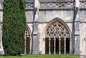 El claustro manuelino, vista desde el jardín, Batalha, Portugal.