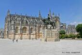 La Capilla del Fundador y la estatua de Nuno Alvares Pereira Batalha, Portugal.