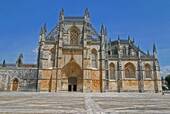 La fachada del monasterio de Santa Maria da Vitoria, Batalha, Portugal.