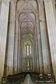 La gran nave de la iglesia de Santa Maria da Vitoria, Batalha, Portugal.