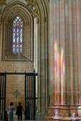 Batalha, la luz del sol en un pilar monumental, Portugal.