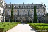 El jardín central del Monasterio de Santa Maria da Vitoria, Batalha, Portugal.