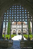 Arquitectura claraboyas claustro y jardín, Batalha, Portugal.