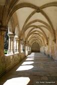 Los arcos de la pasarela, claustro Alfonso V, Batalha, Portugal.