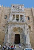 Puerta engañosa, la obra de João de Ruão, Catedral Vieja, Coimbra, Portugal.