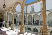 El ex claustro dentro de la Universidad de Coimbra, Portugal.