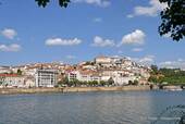 La ciudad desde el río Mondego, Coimbra, Portugal.