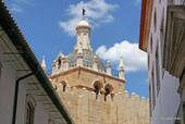 Coimbra, otra vista de la torre y almenas, Sé Velha, Portugal.