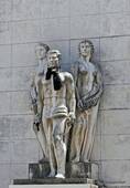Triple estatua en frente de la biblioteca, Largo Porta Férrea, Coimbra, Portugal.