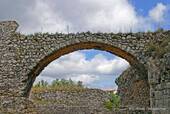 Arco puente acueducto de piedra seca, Conimbriga, Portugal.