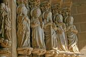 Representación de los Apóstoles en el pórtico, la catedral del siglo XIV de Évora, Portugal.
