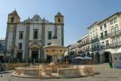 Plaza de Giraldo, fuente y la iglesia de Santo Antao, Evora, Portugal.
