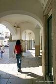 Bajo los soportales de la Plaza de Giraldo, Évora, Portugal.