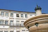Fuente y fachada de la Plaza de Giraldo, Évora, Portugal.