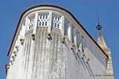 Évora, Patio do Salema, cabezas esculpidas que tiran de la lengua, Portugal.