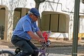 El ciclista con banderas, Lagos, Portugal.