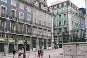 Baixa, fachadas de edificios cubiertos con azulejos de cerámica, de Lisboa, Portugal.