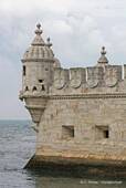 Las torres de vigilancia y almenas de la Torre de Belém, Lisboa moriscos, Portugal.