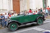 El matrimonio y el coche viejo, Lisboa, Portugal.