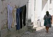 El secado de la ropa en un callejón, Nazaré, Portugal.