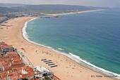 La bahía y la Gran Playa de Nazaré vistas al Sitio, Portugal.