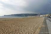 Praia da Nazaré y la Sierra de la Pederneira, Portugal.
