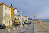 Caminando ruta Rua do Soberco, Nazaré, Portugal.