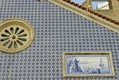 Las tablas y cerámica azulejos en el comienzo capilla de la Avenida de la República, Nazaré, Portugal.
